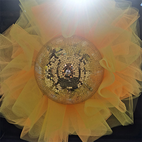 Discobol Met Gele Tule